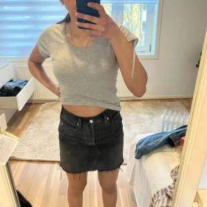 Jeans kjol - Säljer denna svara jeans kjolen eftersom de inte kommer till användning. Den är superfin och har använts några gånger. Pris kan alltid diskuteras