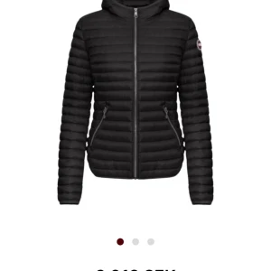 Colmar Jacka - Jag säljer min Colmar jacka då den är för liten för mig. Inga defekter då den knappt har använts, den är som ny.  Colmars storlekar är italienska så strl 40 motsvarar ungefär 32 i Sverige. Så en XS inprincip. Nypris : 3000 kr