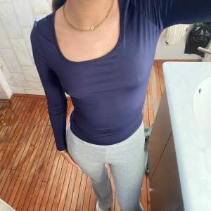 Mörkblå urringnad tröja i storlek xs 