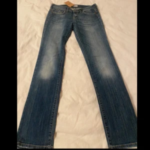 Lågmidjade jeans - Säljer dessa lågmidjade lee jeansen köpa från Plick, de va Tyvörr alldeles för små för mig men dem är i ett nyskick och har inga defekter alls. PRIS KAN DISKUTERAS. Jag köpte dessa för 400kr