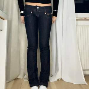 Super snygga Lågmidjade jeans som är i en mörkblå färg, som man kan se på andra bilden. Jag är 160cm o har storlek 32 i byxor. Midjemått: 36cm ytterben:95cm innreben 75cm