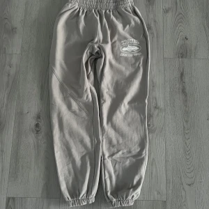 Corteiz joggers - Ett par mjukisbyxor som är del av en tracksuit från Corteiz. Aldrig använda, köpta på plick. Pris kan diskuteras vid snabb affär