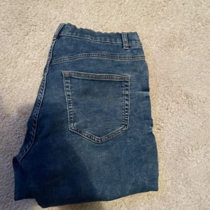 Jeans - Säljer nu dessa jeans som jag inte använder. Använda ungefär 5 gånger till skolan så bra skick. De passar mig perfekt och är 180 lång!!!