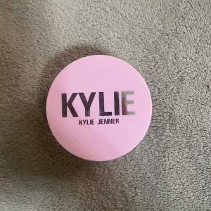 Helt ny Kylie lös puder, oöppnad och redo att säljas 💕 tryck ej på köp nu, skriv i dm först. 