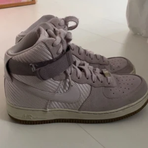 Nike skor  - Fina somriga sneakers i storlek 41. Skorna är nästintill aldrig använda och är i väldigt bra skick 