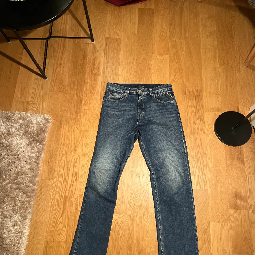 Ett par riktigt feta båa replay jeans. Storlek 28/31. Jeansen är i nyskick. ( Riktigt grisch). Jeans & Byxor.