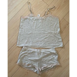 Pyjamas - Ett pyjamas-set i shortsmodell. Från HM i storlek M. Väl använt men i gott skick!
