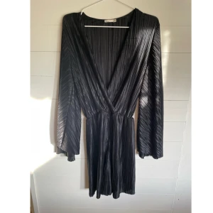 Jumpsuit - Långärmad jumpsuit med vida ärmar, otroligt bekväm! Från Nelly i storlek M. Knappt använd.