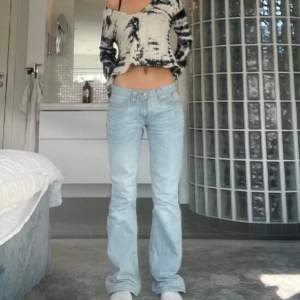 Helt perfekta lågmidjade Levis jeans i så fin ljusblå färg! Jag är 166❤️ midjemått 38cm, innerbenet 81 och ytterbenet 104