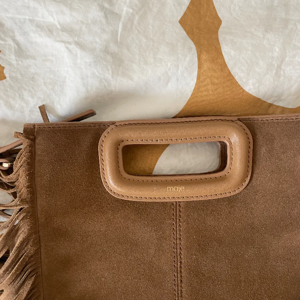 Maje väska i perfekt moccabrun färg! Smått bruksslitage (se bild) men annars i fint skick. . Väskor.
