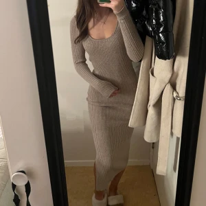 Ribbad klänning - Lång ribbad klänning  Storlek xs men väldigt stretchig