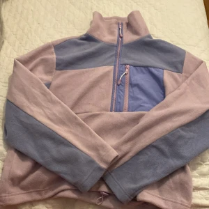 Cool mysig tröja - Jätte fint skick, coola färger! Inte använd. 