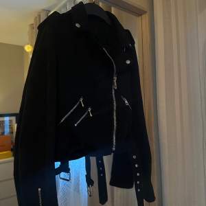 Säljer denna mocka jacka som köptes på Chelsea i Göteborg. Jag har bara använt den några enstaka gånger därav är den som ny. Storlek XS/S. 🖤