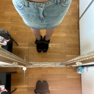 Jeans kjol - Snygg jeans kjol i storlek 42 men liten i storleken så skulle säga att den mer är i storlek 40💙