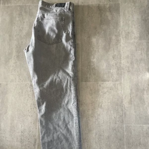 Low waist jeans - De populära Gråa low waist Baggy jeans från Gina tricot i storlek 40 , säljer jeansen för 180 kr, pris går att diskuteras