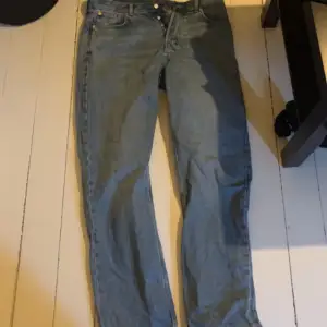 Tja! Säljer dessa feta jeans från weekday i storlek 34/34 då det inte kommer till någon användning längre. De är använda ganska mycket men har inga defekter eller liknande! Nypris 600 kr, mitt pris 350kr och vid snabb affär 300 kr