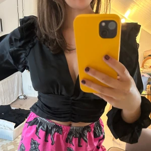 Zara tröja  - Säljer denna snygga festtopp från zara i storlek S då den inte kommer till användning. Inga defekter. Man kan ha den åt båda håller se bild 1 och 2! Köparen står för frakt (58kr spårbar) och plagget är kvar så länge det inte står ”såld”!🖤🦓⭐️🎸