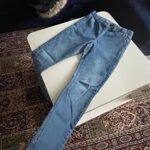 Blåa/ljusblåa skinny men stretchiga jeans för kvinnor. I perfekt skick.