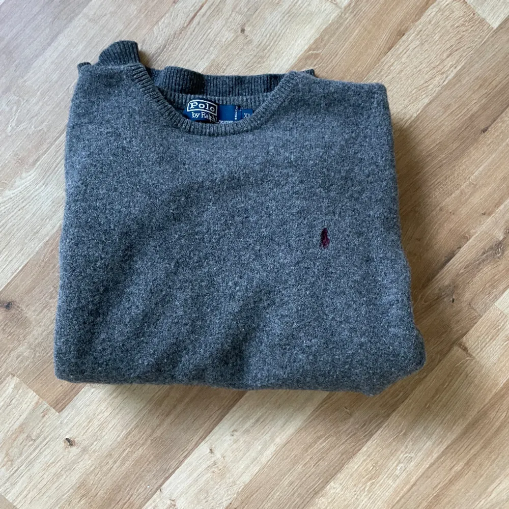 Säljer nu en grå stickad tröja från Ralph lauren. Tröjan är i storlek XL men har blivit krympt i tvätten av förra ägaren, så den passar S/M. Vi säljer den för 399.. Tröjor & Koftor.