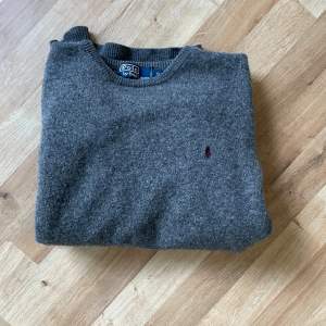 Säljer nu en grå stickad tröja från Ralph lauren. Tröjan är i storlek XL men har blivit krympt i tvätten av förra ägaren, så den passar S/M. Vi säljer den för 399.