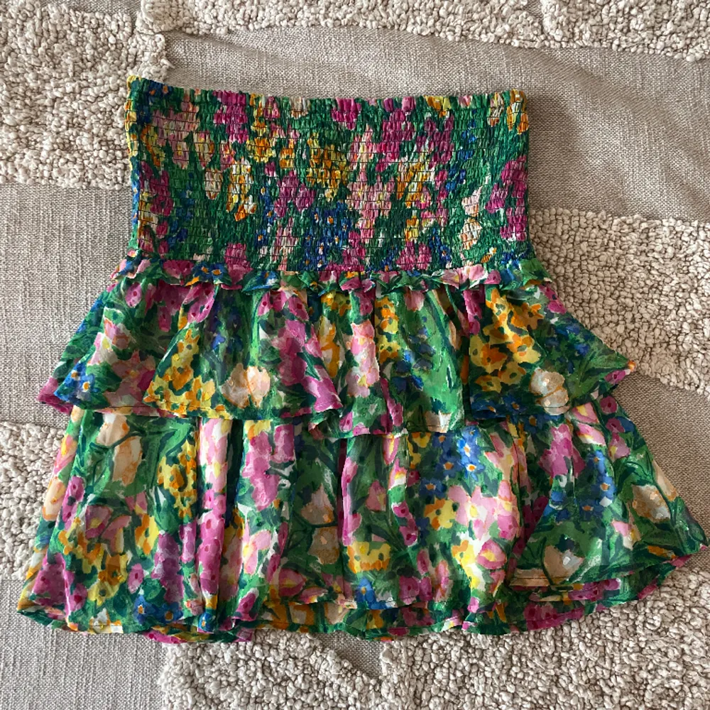 Fint kort sommar kjol från Lindex. Andra bilden visa bättre färgen. . Kjolar.