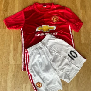 Man United kläder  - Nummer 10 Rooney på ryggen.