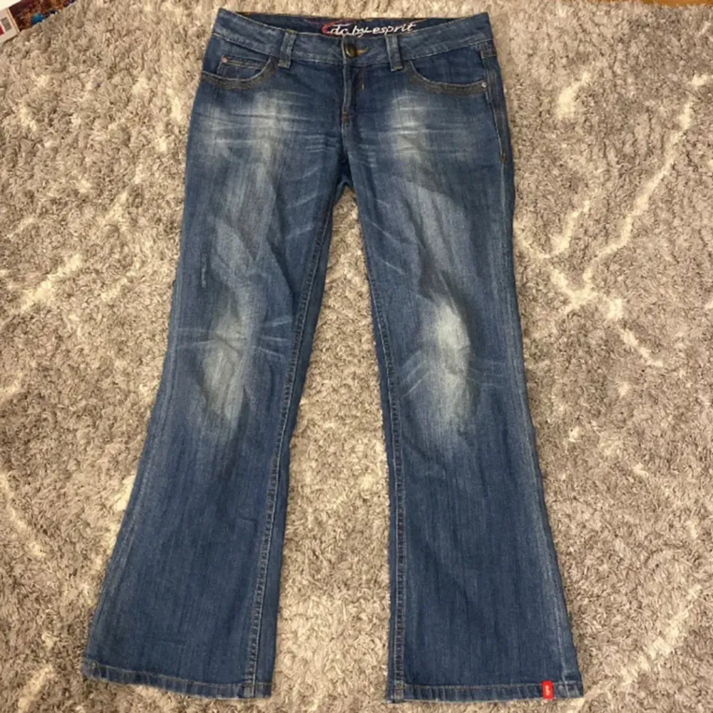 Ett par lågmidjade jeans från esprit. I storlek 36/38. Skriv privat för mer info❤️. Jeans & Byxor.