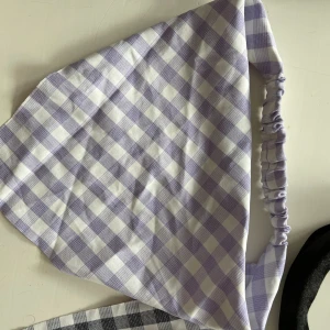 Rutig sjalett  - Lila och vit rutig sjalett. Aldrig använd. Bara att fråga om det är något du undrar! Kan mötas på Järntorget i Göteborg eller skicka, köparen står för frakt.