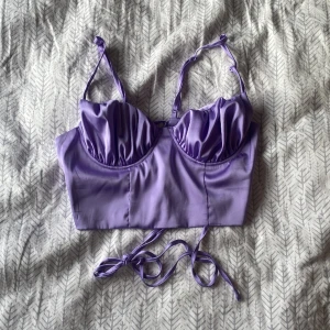 Topp - Lila croppad satin topp💜Korset knytning bak