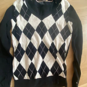 Tommy Hilfiger tröja💕 - Jättefin tröja från Tommy Hilfiger. Utan defekter💗 kommer inte till användning längre men så fin🥹 Rory Gilmore vibe nu till våren! Strl XS men passar även S. Skriv vid frågor🙏 priset kan diskuteras 