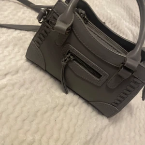 Väska - Grå populär väska från ginatricot, säljer nu för 250 kr