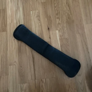 Dressyrgjord - Dressyrgjord storlek 50. Aldrig använd. Legat i stallet bara. 