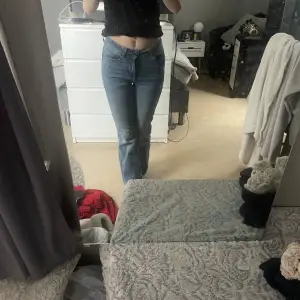 mid waist jeans nästintill oanvända från JDY😊 pris kan diskuteras 