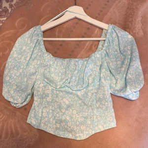 Sommartopp - Blå är från Gina Tricot i stl S. 