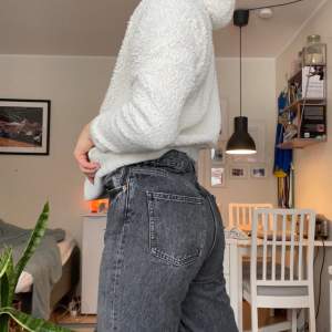 Knappt använda jeans från Zara. Jag är 183 cm så jeansen är långa 😍
