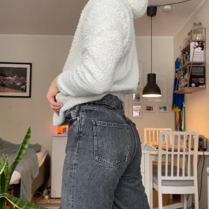 Zara jeans 40 (Långa)  - Knappt använda jeans från Zara. Jag är 183 cm så jeansen är långa 😍