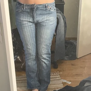 lågmidjade 2000s jeans - så jävla snygga jeans, thriftade men för små för mig! Lågmidjade 