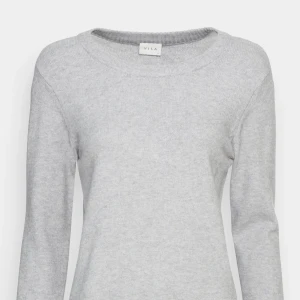 Vila stickad tröja  - En jätte fin grå stickad tröja ifrån vila, använd ett fårtal gånger! Skriv vid intresse eller fler bilder 🩶