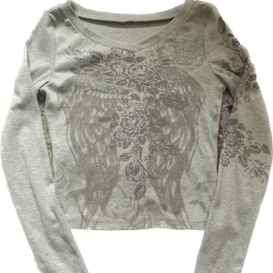 Y2k topp  - Jättesnygg y2k topp med fint unikt tryck på framsidan men även armen samt små glitterstenar!!!