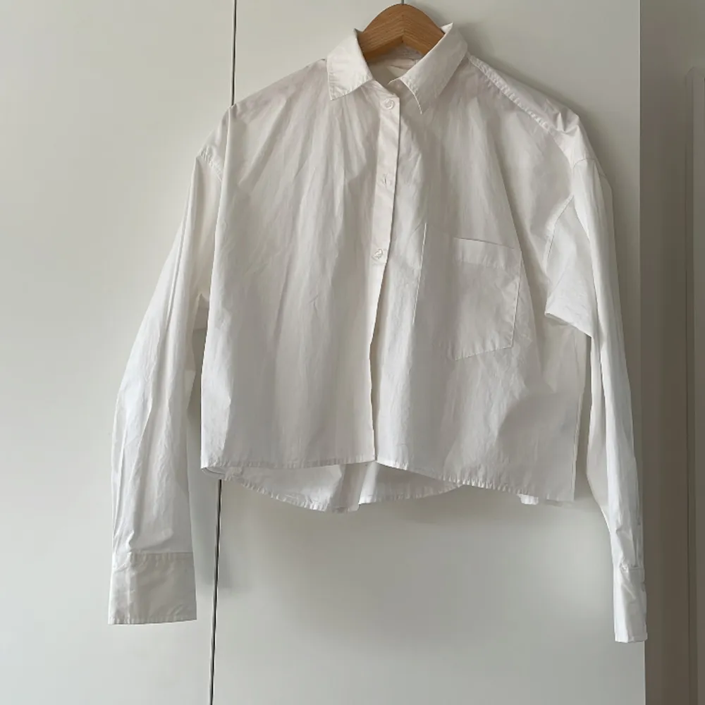 Lite kortare vit skjorta, använd fåtal gånger och i bra skick, säljer då den inte kommer till användning . Skjortor.