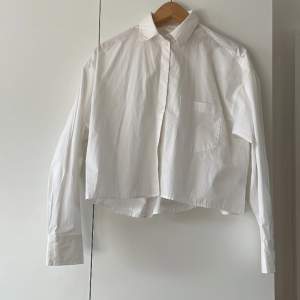 Lite kortare vit skjorta, använd fåtal gånger och i bra skick, säljer då den inte kommer till användning 