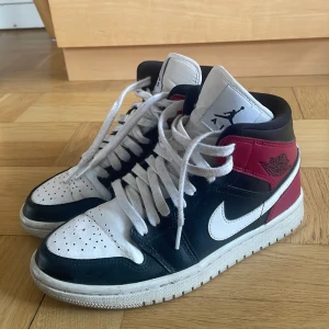 Jordans strl 36,5 - Jordans i bra skick säljes för 400kr inklusive frakt, skulle rekommendera att byta ut snörena.  Fraktas eller mötes upp.