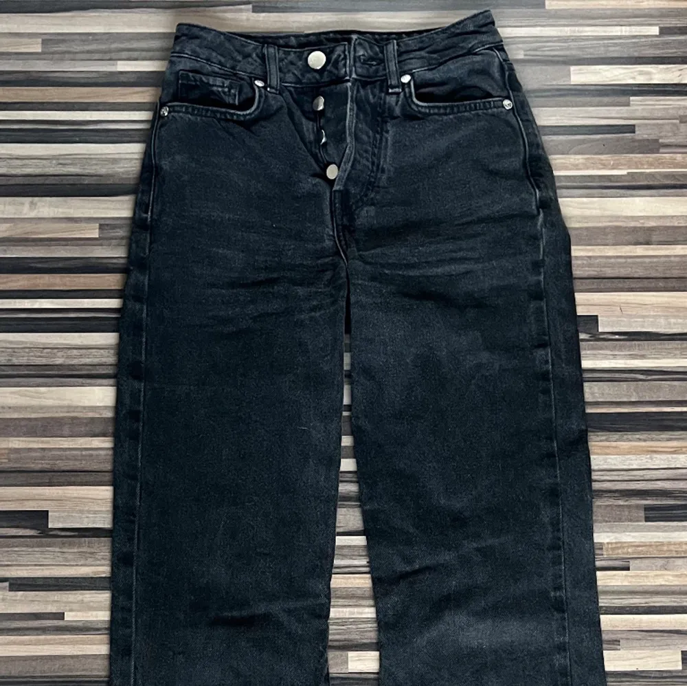 Svarta högmidjade jeans i bra skick. Säljs då de tyvärr inte används av mig längre. Det är bara att höra av sig vid frågor mm.💓. Jeans & Byxor.
