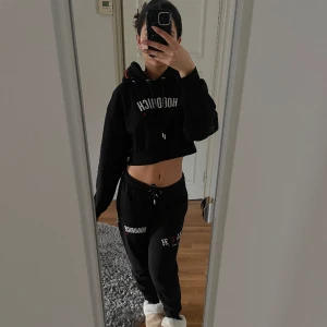 Hoodrich set  - Köpte settet från JD sports inte för länge sen och har knappt haft på mig dem eftersom att jag bytt stil. Detta set är helt slutsålt ute. Köpte settet för 1 400 kr. Priset kan diskuteras. Köparen står för frakten!