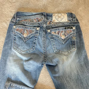 miss me jeans - säljer dessa as coola äkta bootcut ”miss me” jeans för att dem tyvärr va lite för stora på mig. de är ljusblå, bootcut och waist 27 med ett litet hål på knät. knapp fickor med glitter!!💕