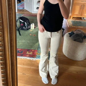 Brandy Melvie Bootcut jeans - Skit snygga vita Manchester låga jeans från Brandy Melville💗 Ingen storlek men passar mellan xxs-s!             Midjemått: 78 inneben: 80