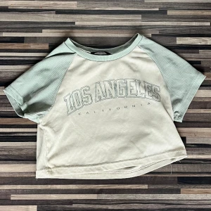 T-shirt - En fin kroppad och ribbad t-shirt i ljusa vår/sommar färger. Säljs då den inte används längre. Hör av er vid frågor mm🌸