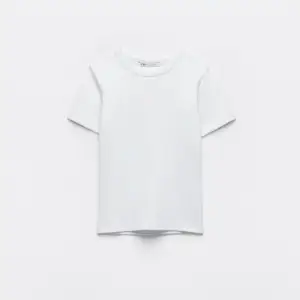 Jättesöt vit t shirt från zara då jag inte använder den längre💓perfekt nu till sommaren och passar till allt!💓
