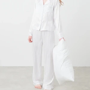 Pyjamas i satin  - Satin pyjamas från Gina Tricot barnavdelningen. Knappt använd och är i väldigt fint skick. Köpt för 300kr 