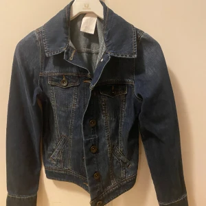 Jeans Jacka - Säljer den pågrund av att jag ej använder den längre. Nästan helt ny och är väldigt bekväm. Skriv för bud så kan vi prata om de! 🤍 
